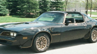 Burt Reynolds’ Bandit Trans Am Sells for $450,000