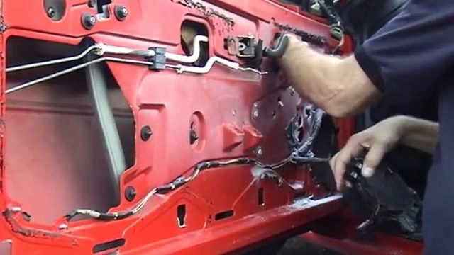 Chevrolet Camaro 2010-Present: How to Replace Your Power Window Actuator